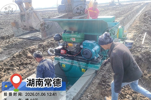 自走式边沟成型机